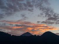Orangeleuchtende Wolkenfetzen Gruppe über dem Riesenberg